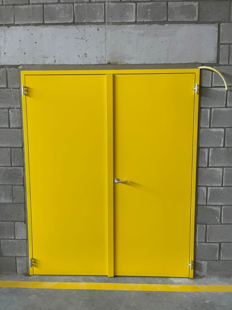 Dubbele brandwerende deuren in het geel voor Poco Loco Roeselare