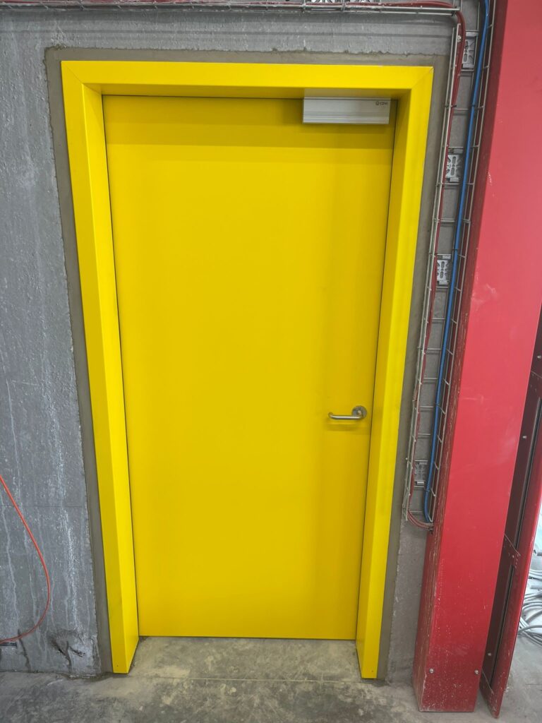 Gepersonaliseerde brandwerende deur in het geel voor Poco Loco Roeselare