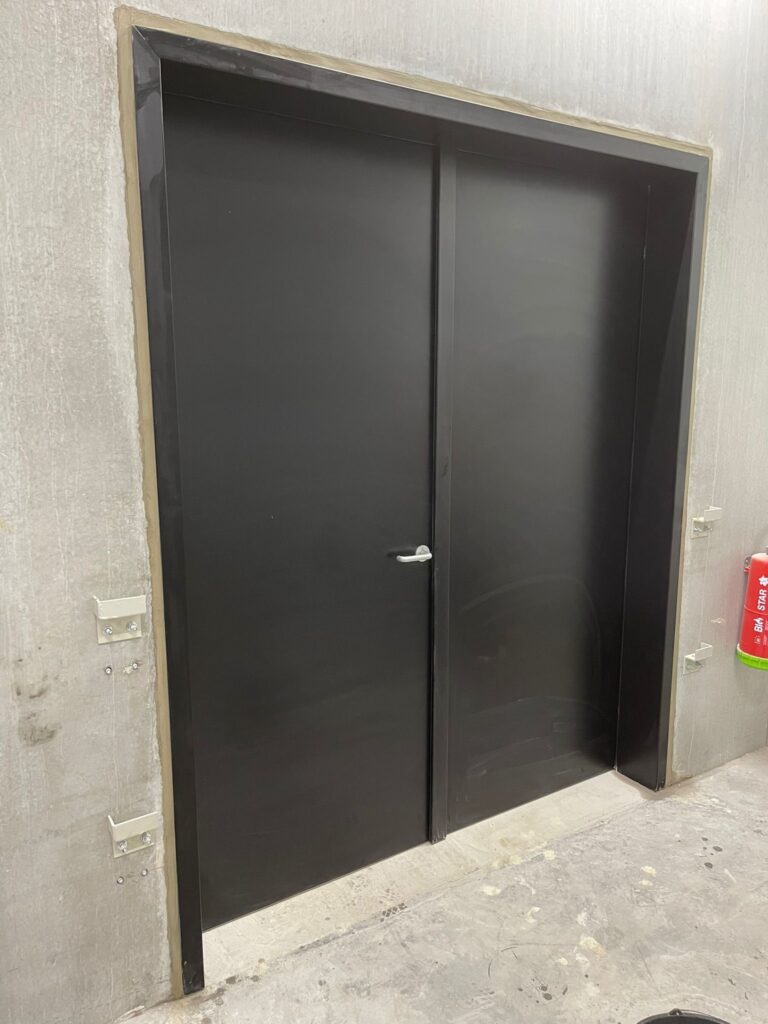 Gepersonaliseerde dubbele brandwerende deur in het zwart voor Poco Loco Roeselare