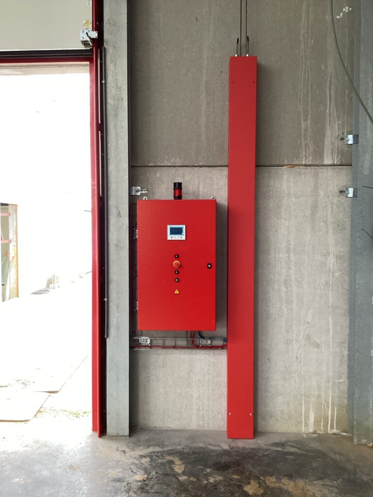 Bedieningspaneel en waarschuwingslamp grijze EI1 60 brandwerende sectionaalpoort voor De Coensel in Wetteren