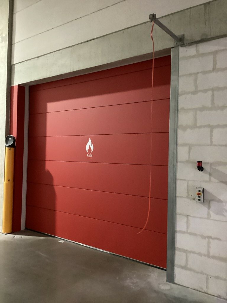 Rode EL1 120 brandwerende sectionaalpoort voor Magasin Carton in Verviers