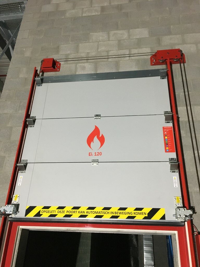 Grijze EI1 120 brandwerende sectionaalpoort voor Soudal Plant 5 in Turnhout