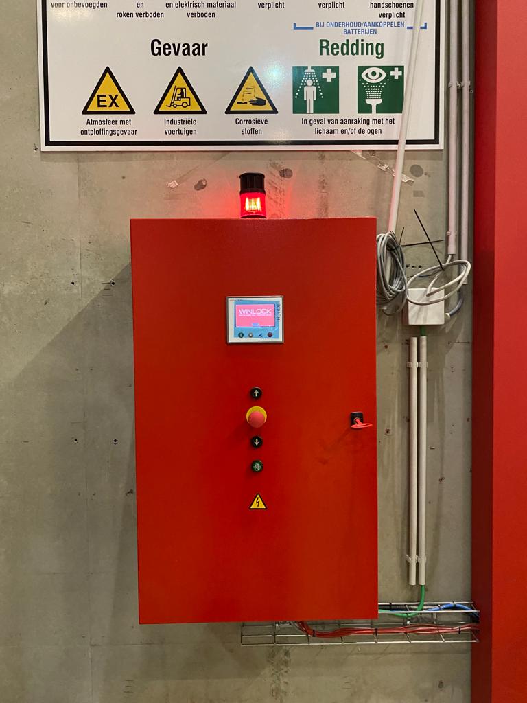 Bedieningspaneel en waarschuwingslamp brandwerende sectioneelpoort voor DHL in Boortmeerbeek
