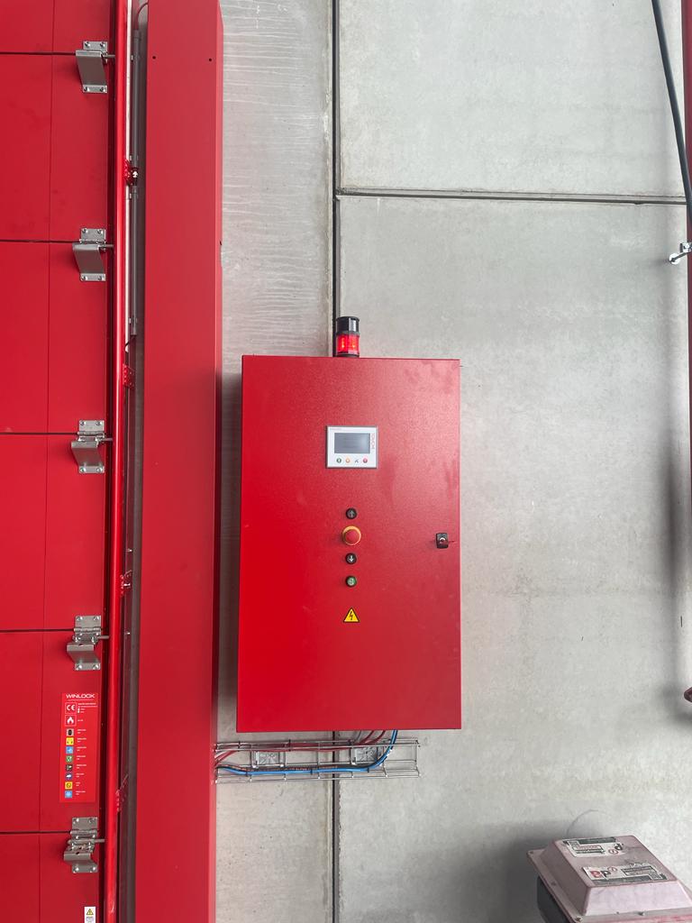 Bedieningspaneel en waarschuwingslamp Rode EI1 120 brandwerende sectionaalpoort voor Van Wellen Storage in Antwerpen