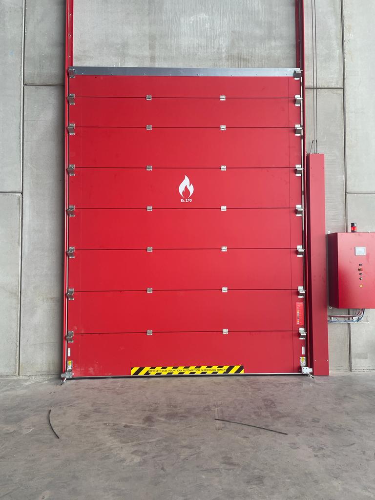 Rode EI1 120 brandwerende sectionaalpoort voor Van Wellen Storage in Antwerpen