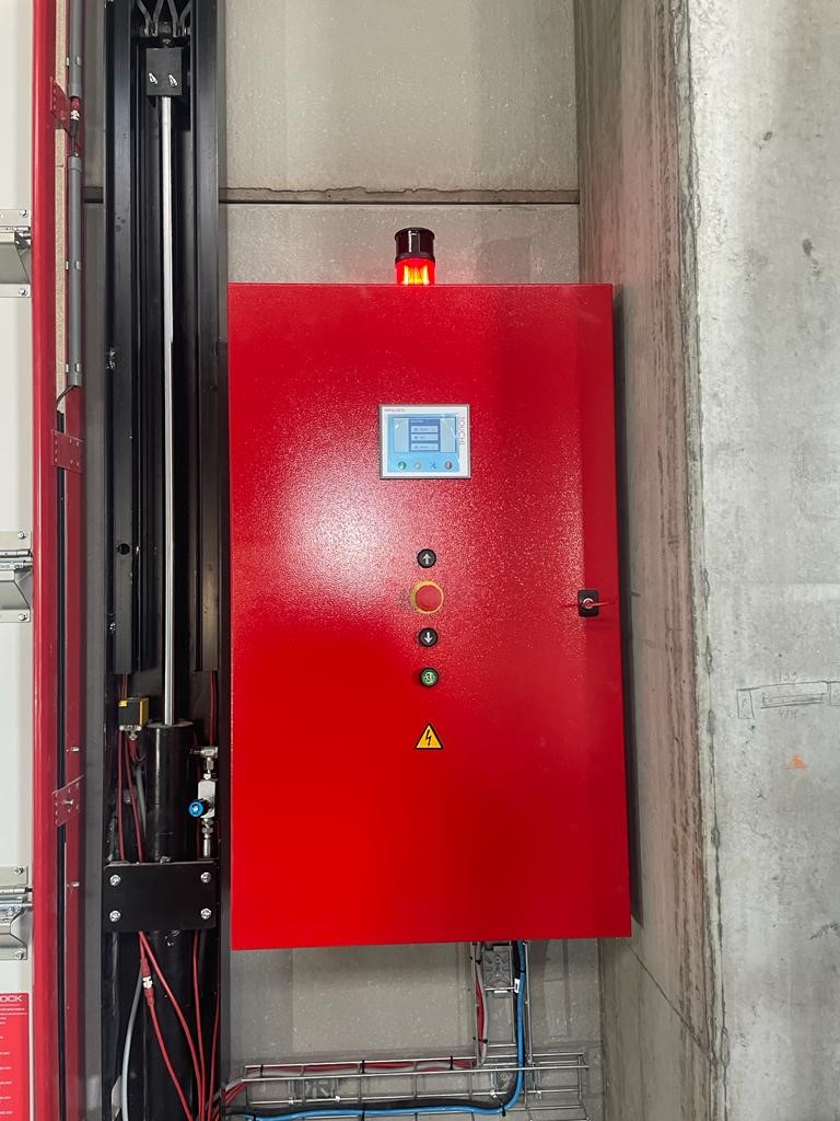 Bedieningspaneel en waarschuwingslamp grijze EI1 60 brandwerende sectionaalpoort voor Brouwerij Omer in Zwevegem