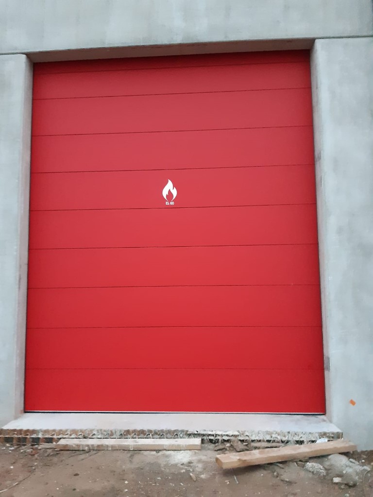 Rode EL1 60 brandwerende sectionaalpoort voor Essers in Lommel