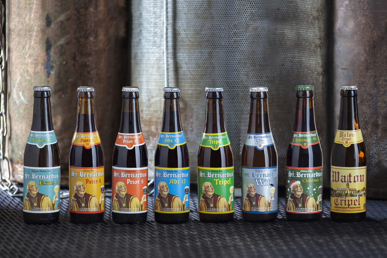 Verschillende flesjes Sint Bernardus bier naast elkaar voor toekomstig project in Watou